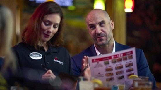 WWE Superstars try to put rivalries on hold at Applebee's